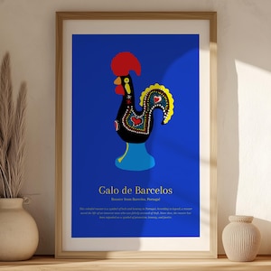 Puede incluir: Una ilustración de un gallo azul y amarillo con una cresta y barbillas rojas. El gallo está de pie sobre una base azul y está rodeado de un fondo azul. El texto "Galo de Barcelos Rooster from Barcelos, Portugal" está debajo del gallo.