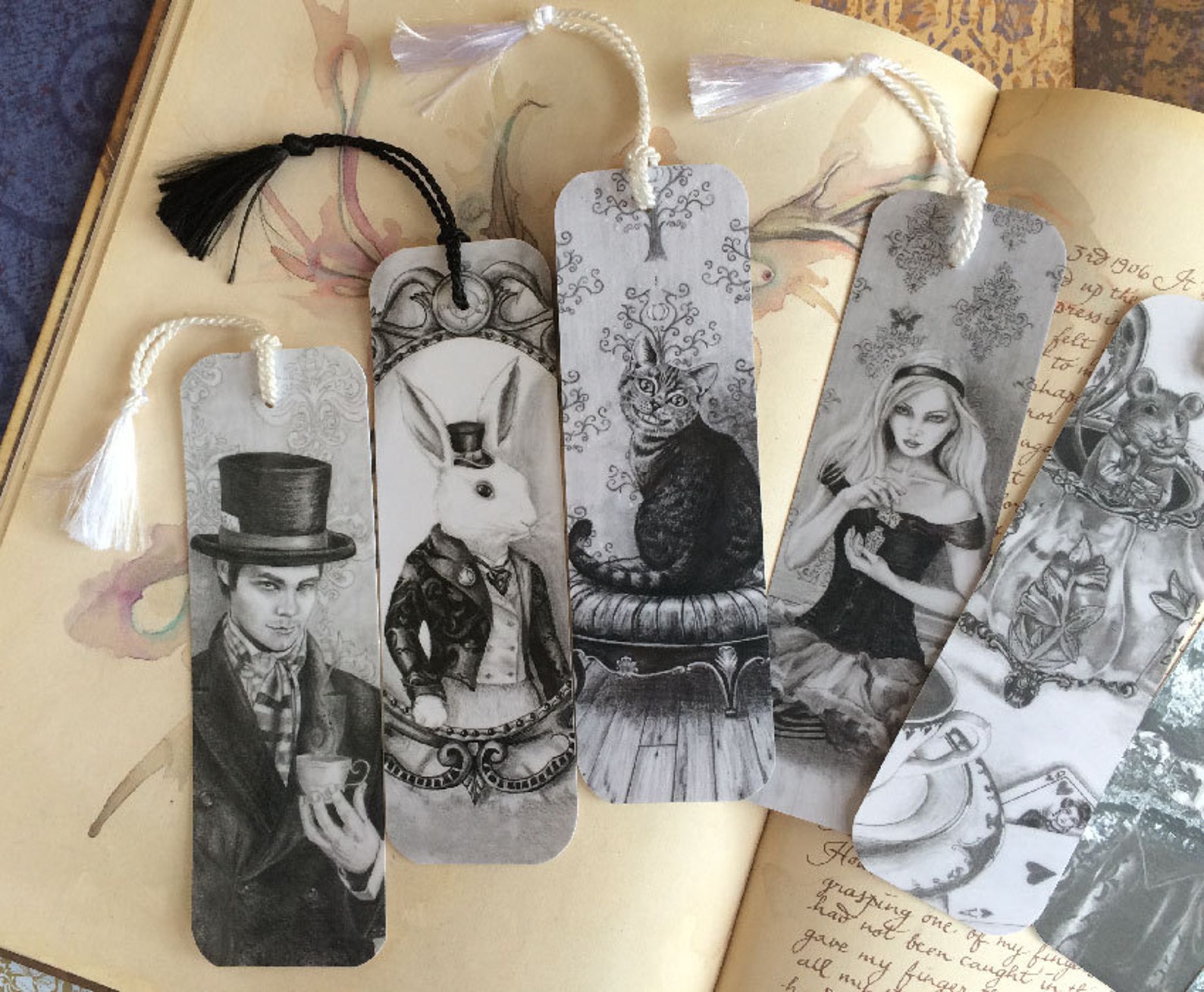 Alice in Wonderland Bookmark - Verbazingwekkende Illustratie en Gegoten Alice voeten - Boek Liefhebbers Gift Alice in Wonderland Bookmark - Verbazingwekkende Illustratie en Gegoten Alice voeten - Boek Liefhebbers Gift