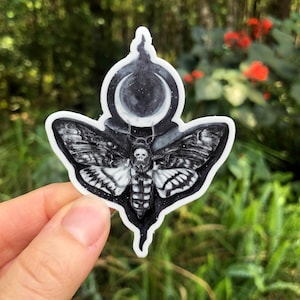 Pegatina de polilla de la muerte / Pegatinas para Hydroflask / Regalos de brujería / Luna creciente / Resistente al agua / Brujería / Calcomanía para automóvil / Polilla de calavera / Arte gótico