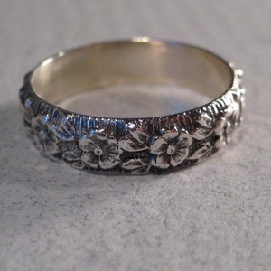 New Flower ... Sterling Silver ... Band Ring ..........