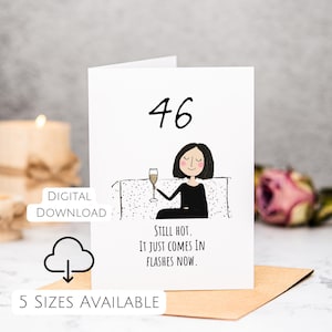 Puede incluir: Tarjeta de felicitación blanca con el número 46 en negro. La tarjeta presenta una ilustración de una mujer sosteniendo una copa de champán. El texto en la tarjeta dice "Still hot. It just comes in flashes now."