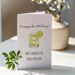 Biglietto di auguri di compleanno per la migliore amica stampabile Nessuno è meglio del momento della tequila Biglietto divertente per gli amanti della tequila Biglietti di gioco di parole sui cocktail Download istantaneo digitale
