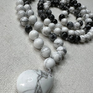 Collier mala "Wakan" renaissance, harmonie et protection. Pierre naturelle howlite et obsidienne flocon de neige, mala 108 perle nouées.