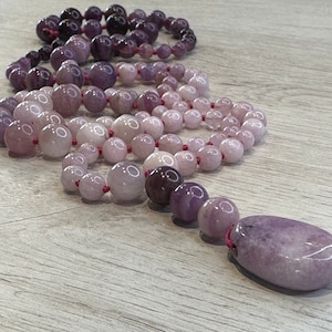 Collier Mala «Iris spirituelle » bien-être, sérénité, empêcher la tristesse de s’installer. Kunzite et  Sugilite AAA, pendentif lépidolite A