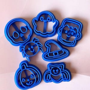 Puede incluir: Un conjunto de cortadores de galletas azules con temática de Halloween. El set incluye formas de calavera, fantasma, monstruo de Frankenstein, araña, sombrero de bruja, calabaza y murciélago. Para crear galletas temáticas.