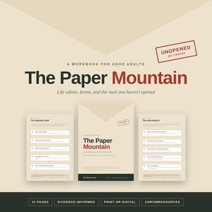 以下が含まれることがあります： ADHDの大人向けワークブック「The Paper Mountain」。ベージュの表紙に赤い文字、UNOPENED NO LONGERと書かれたスタンプ、The opening ritualとThe call protocolが表示された2枚の内ページが含まれています。全31ページ。