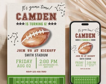 Peut inclure: Invitation sur le thème du football avec le texte "It's game time!" et "CAMDEN IS TURNING 6!". Un ballon de football à l'aquarelle est au centre. L'invitation comprend les détails d'un coup d'envoi au Smith Stadium le 2 août à 14h00. Un smartphone affiche le même design.
