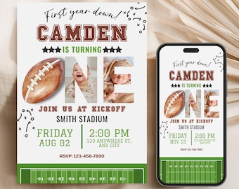 Op de afbeelding: Een verjaardagsuitnodiging met een voetbalthema, met de tekst "First year down!" en "CAMDEN IS TURNING ONE." Het ontwerp bevat een voetbalafbeelding, een babyfoto en evenementdetails. Een smartphone toont dezelfde uitnodiging.