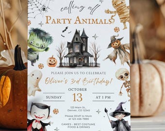 Puede incluir: Invitación a una fiesta de Halloween con el texto "calling all PARTY ANIMALS". La invitación presenta ilustraciones de una casa embrujada, una momia, un vampiro y otros personajes espeluznantes. La invitación es para el 3er cumpleaños de Oliver.