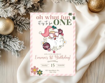 Puede incluir: Invitación de cumpleaños rosa y blanca con un Papá Noel de dibujos animados que lleva gafas de sol rosas y un sombrero rosa. El texto dice "oh what fun it is to be ONE" y "Emma's 1st Birthday!" con la fecha y la hora de la fiesta.