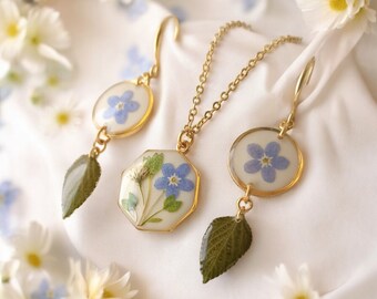 Collana e Orecchini con fiori Myosotis (Nontiscordardimé) e foglie, ciondolo con fiori, parure orecchini con collana in resina e fiori veri