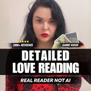 Könnte beinhalten: Eine Person mit dunklem Haar und rotem Lippenstift hält drei Tarotkarten. Textüberlagerungen zeigen 2000+ REVIEWS, SAME HOUR, DETAILED LOVE READING und REAL READER NOT AI. Die Person trägt ein rot-schwarz gemustertes Oberteil vor einem Hintergrund.