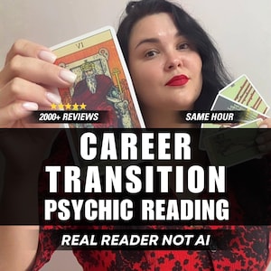 Op de afbeelding: Een tarotkaartleesservice met de tekst CAREER TRANSITION PSYCHIC READING, 2000+ REVIEWS, SAME HOUR en REAL READER NOT AI. De afbeelding toont een tarotkaart met de Keizer, gelabeld VI, vastgehouden naast andere tarotkaarten.