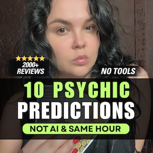 Può includere: Una persona con capelli scuri ondulati tiene in mano carte dei tarocchi. Sovrapposizioni di testo: 2000+ REVIEWS, NO TOOLS, 10 PSYCHIC PREDICTIONS, NOT AI & SAME HOUR. La persona ha unghie rosse e indossa un top nero su sfondo scuro.