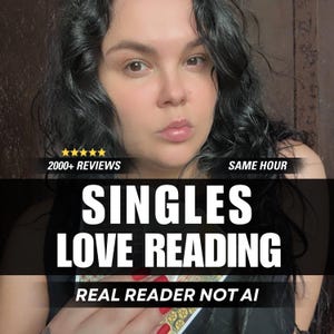 Op de afbeelding: Een persoon met donker golvend haar houdt tarotkaarten vast. De tekst luidt: 2000+ REVIEWS, SAME HOUR, SINGLES LOVE READING, REAL READER NOT AI. De persoon heeft rode nagels en draagt een zwart topje. De afbeelding bevat vijf gele sterren.
