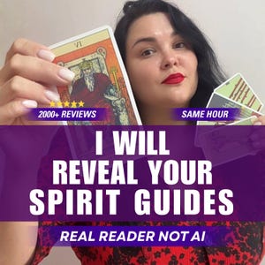 Peut inclure: Un jeu de cartes de tarot avec la carte VI Les Amoureux mise en avant, accompagné de textes superposés indiquant 2000+ REVIEWS, SAME HOUR, I WILL REVEAL YOUR SPIRIT GUIDES et REAL READER NOT AI, sur un vêtement à motifs rouges et noirs.