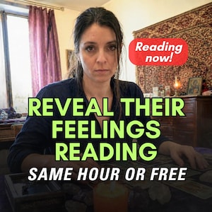 Könnte beinhalten: Eine Frau sitzt an einem Tisch mit Tarotkarten, mit dem Text "Enthülle ihre Gefühle Lesen gleiche Stunde oder kostenlos". Ein rotes Banner sagt "Jetzt lesen!" Eine brennende Kerze ist im Vordergrund.