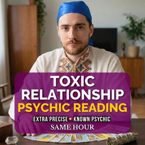 Puede incluir: Una persona con un pañuelo azul y una camisa bordada. La imagen presenta el texto "TOXIC RELATIONSHIP PSYCHIC READING" en blanco y amarillo, con texto adicional debajo. Cartas del tarot y un manojo de hierbas visibles.