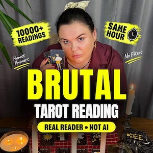 Peut inclure: Une personne en chemise rouge foncé tenant des cartes de tarot avec des textes superposés : 10000+ READINGS, SAME HOUR, BRUTAL TAROT READING, REAL READER • NOT AI, HONEST ANSWERS et No Filters. Une bougie allumée et des cartes sont posées.