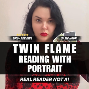 Può includere: Una persona con capelli scuri e rossetto rosso tiene in mano un mazzo di tarocchi. Il testo sovrapposto recita: 2000+ REVIEWS, SAME HOUR, TWIN FLAME READING WITH PORTRAIT e REAL READER NOT AI. La persona indossa un top con motivo rosso e nero.