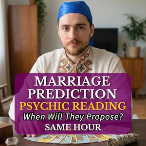 Puede incluir: Una persona con pañuelo azul y camisa bordada está sentada a una mesa con cartas del tarot. La imagen presenta el texto "PREDICCIÓN DE MATRIMONIO LECTURA PSÍQUICA ¿Cuándo se van a proponer? MISMA HORA."