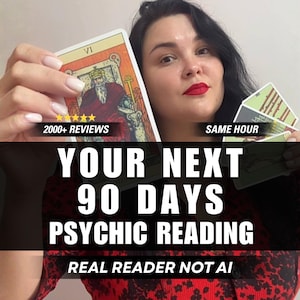 Può includere: Un set di carte dei tarocchi che include la carta dell'Imperatore con il numero romano VI, insieme al testo 2000+ REVIEWS, SAME HOUR, YOUR NEXT 90 DAYS PSYCHIC READING e REAL READER NOT AI. Le carte mostrano illustrazioni dettagliate.