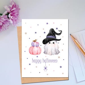 Joyeux Halloween avec un joli fantôme, une araignée et une citrouille rose à personnaliser Carte d'Halloween amusante pour souhaiter un joyeux Halloween à quelqu'un Personnalisez-la