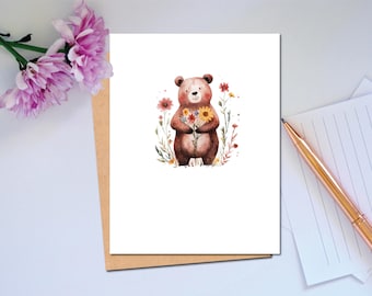 Tarjeta de felicitación de la serie Woodland: Oso caprichoso con flores. Tarjeta linda con animales del bosque. Tarjeta "Simplemente porque sí". Tarjeta de cumpleaños. Pensando en ti.