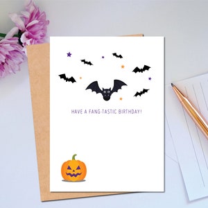 Carte d'anniversaire d'Halloween avec des chauves-souris et une citrouille d'Halloween