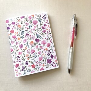 Blommig fickanteckningsbok 10,5 x 14,5 cm Resedagbok Liten handväska Present till henne Vackra rosa och lila färger Välj sidorna inuti