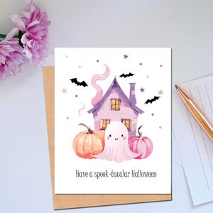 Personnalisez cette carte d'Halloween avec un fantôme mignon, des citrouilles, des chauves-souris et une maison hantée. Enfants Halloween