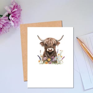 Petite vache des Highlands mignonne de série Woodland avec des fleurs Carte de correspondance de tous les jours pour toute occasion Carte Option de texte personnalisée disponible