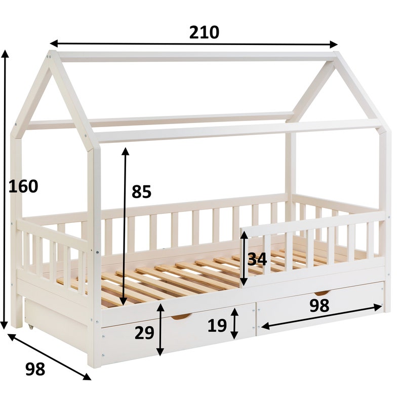 Peut inclure: Cadre de lit en bois blanc en forme de maison avec une base &agrave; lattes et un tiroir coulissant. Le cadre de lit mesure 216 cm de haut, 249 cm de large et 533 cm de long. Le tiroir mesure 74 cm de large, 48 cm de profondeur et 86 cm de haut.