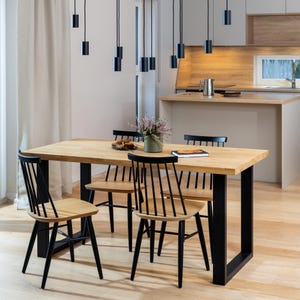 Mesa de comedor de roble macizo con patas de metal negro, capacidad para hasta 8 personas