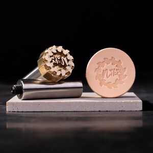 Timbro in pelle goffrata in ottone personalizzato, timbro in ferro con marchio martellato, timbro in pelle con manico pressato a freddo, timbro in ottone personalizzato in pelle
