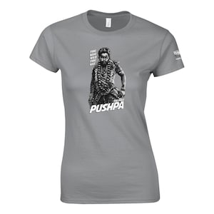 Könnte beinhalten: Graues T-Shirt mit einem Schwarzweißbild eines Mannes mit Bart und langem Haar. Der Text "FIRE NAMI WILD FIRE HAIR THE ROLE PUSHPA" ist auf dem T-Shirt aufgedruckt.