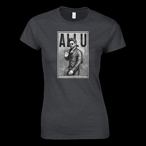 Könnte beinhalten: Dunkelgraues T-Shirt mit einer Schwarz-Weiß-Grafik einer Person in Lederjacke und Sonnenbrille. Das Wort "ALLU" ist über der Grafik aufgedruckt.