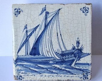 Livré avec COA, carrelage hollandais antique Delft Blue Holland, vers 1660, voilier à trois mâts de voilier du 17ème siècle, galion VOC antique, carrelage tinté