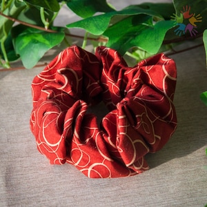 Elegant handmade cotton scrunchie, red scrunchie, M size, pattern scrunchie