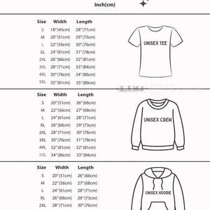 Puede incluir: Tabla de tallas para ropa unisex en tres estilos: camiseta, sudadera y sudadera con capucha. La tabla muestra las medidas en pulgadas y cent&iacute;metros para las tallas S a 5XL.