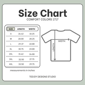 K&ouml;nnte beinhalten: Gr&ouml;&szlig;entabelle f&uuml;r Comfort Colors 1717 T-Shirts. Die Tabelle zeigt die Ma&szlig;e in Zoll f&uuml;r die Gr&ouml;&szlig;en S bis 4XL. Die L&auml;nge der Gr&ouml;&szlig;e S betr&auml;gt 67,62 cm und die Breite 46,36 cm. Ein Diagramm zeigt, wie man L&auml;nge und Breite misst.
