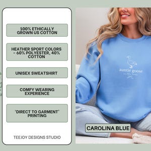 Może przedstawiać: Niebieska bluza unisex w kolorze Carolina z napisem "auntie goose" i grafiką gęsi. Bluza wykonana jest z mieszanki bawełny i poliestru. Na zdjęciu widnieje r&oacute;wnież napis "100% etycznie uprawiana bawełna z USA".