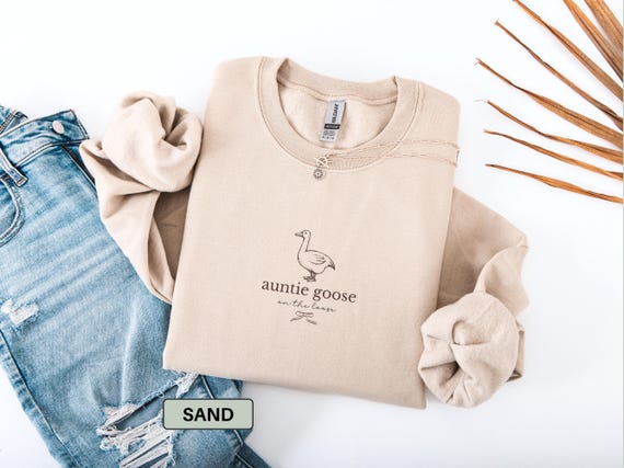 Funny Auntie Sweatshirt for New Aunt Sweater, Coquette Auntie Goose Sweatshirt for Funny Auntie Gift from Niece, Auntie Crewneck Sweatshirt