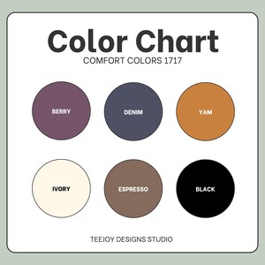K&ouml;nnte beinhalten: Farbkarte mit sechs Farbfeldern: Berry, Denim, Yam, Ivory, Espresso und Black. Der Text "Color Chart" und "Comfort Colors 1717" stehen oben. Der Text unten lautet "TEEJOY DESIGNS STUDIO".