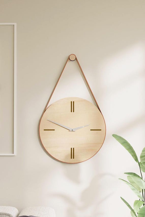 Reloj de pared de madera con correa de cuero decorativa, diseño