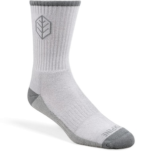 Puede incluir: Calcetines blancos de caña alta con un logotipo gris y un talón y una puntera grises. El logotipo es una hoja estilizada dentro de un hexágono.