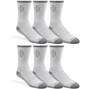 Puede incluir: Seis pares de calcetines blancos de caña alta con un logotipo de hoja gris y talón y puntera grises. Los calcetines están hechos de un material suave y cómodo.