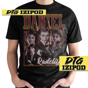 Può includere: Maglietta nera con una grafica in stile vintage di Daniel Radcliffe nei panni di Harry Potter. La grafica presenta più immagini di Radcliffe nei panni di Harry Potter provenienti da diversi film della serie. Il testo "Daniel Radcliffe" è stampato in grandi caratteri grassetto sopra la grafica. Il testo "DTG IZIPOD" è stampato in giallo su sfondo nero nella parte superiore dell'immagine.