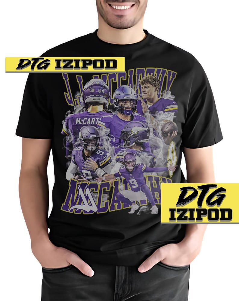 Puede incluir: Camiseta negra con un estampado gr&aacute;fico de varios jugadores de f&uacute;tbol americano que llevan uniformes morados y amarillos. El texto "DTG IZIPOD" est&aacute; impreso en la esquina superior izquierda de la camiseta y el texto "DTG IZIPOD" est&aacute; impreso en la esquina inferior derecha de la camiseta.