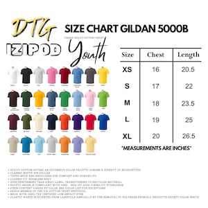 Puede incluir: Tabla de tallas para camisetas para j&oacute;venes Gildan 5000B. La tabla muestra las medidas de pecho y largo en pulgadas para las tallas XS, S, M, L y XL. La tabla est&aacute; acompa&ntilde;ada de una tabla de colores que muestra 30 colores diferentes de camisetas.